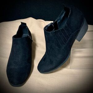 Refresh Black Ankle Booties – Size 5.5